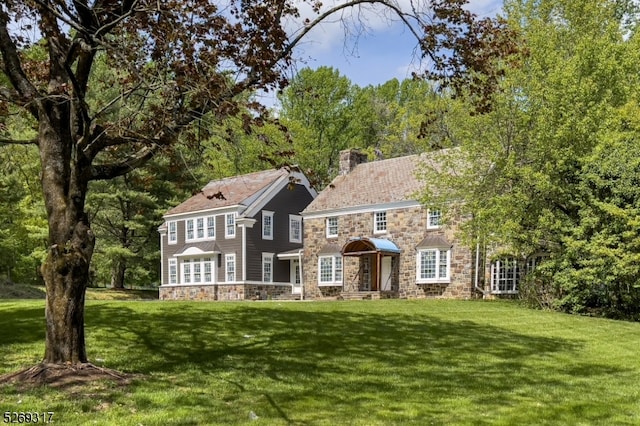 view of front of home featuring a front yard