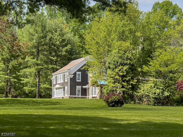 view of front facade featuring a front lawn