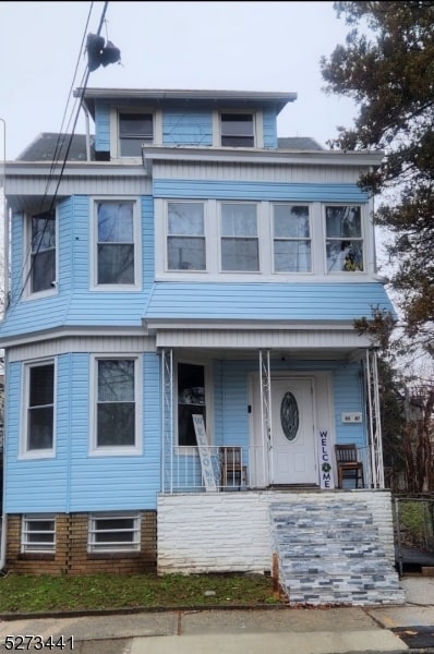 view of front facade with a porch