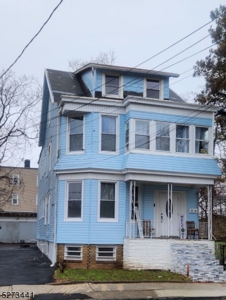 view of front of home featuring covered porch