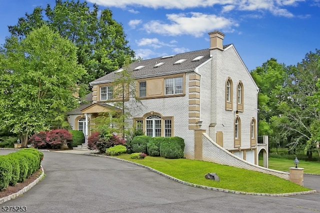 view of front of house featuring a front yard