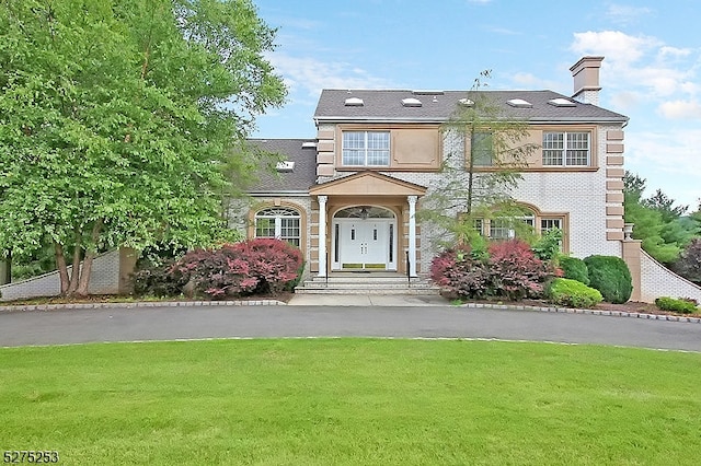 view of front of property with a front lawn