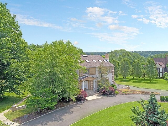 view of front of house featuring a front yard