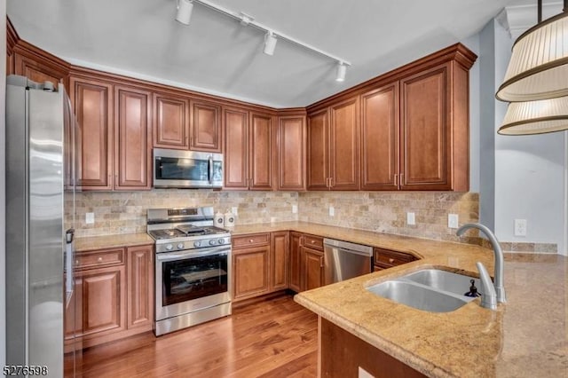 1103 Enclave Cir, Franklin Twp, NJ 08873 - kitchen featuring stainless steel appliances, a sink, rail lighting, light wood-type flooring, and backsplash