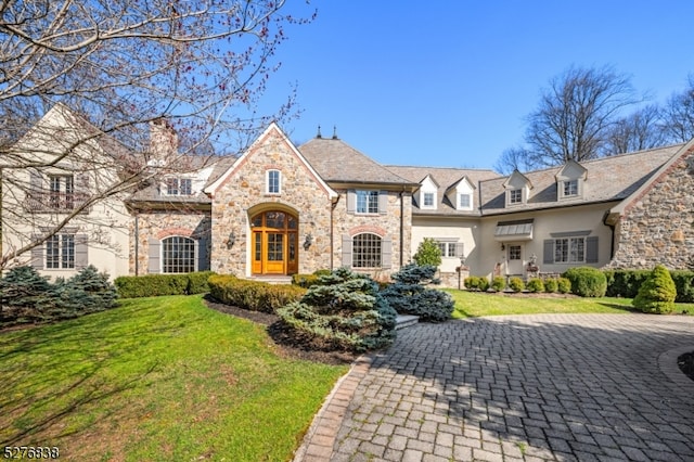 view of front of property featuring a front lawn