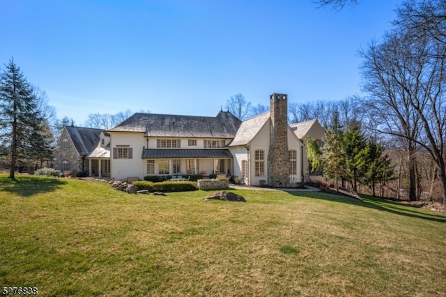 view of front of home featuring a front yard