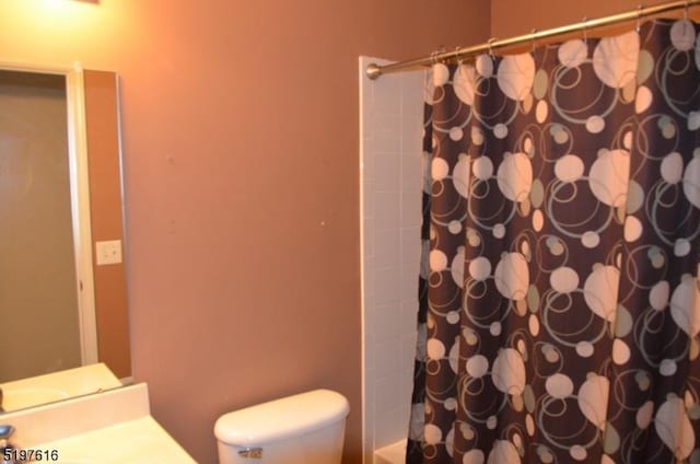 full bath featuring toilet and shower / bath combo with shower curtain