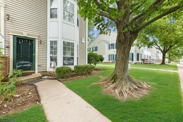 193 Columbus Dr Unit 193, Franklin Twp, NJ 08823 - entrance to property featuring a yard