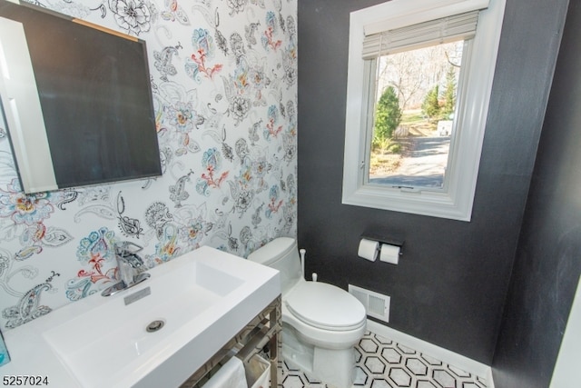 bathroom featuring toilet and sink