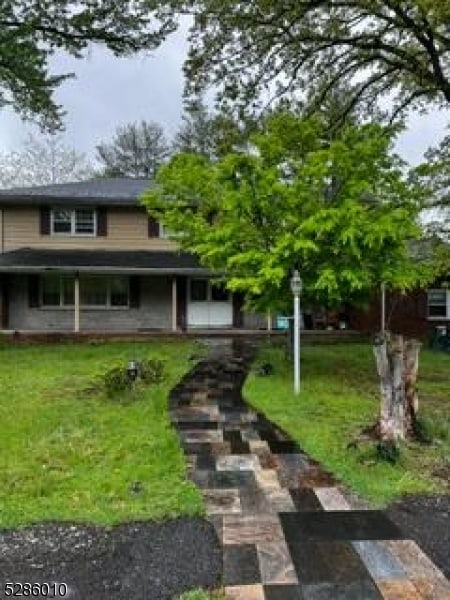 view of front of house featuring a front lawn