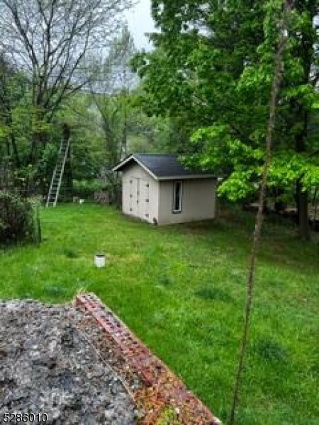 view of yard with an outdoor structure