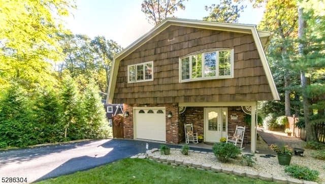 view of front property featuring a garage