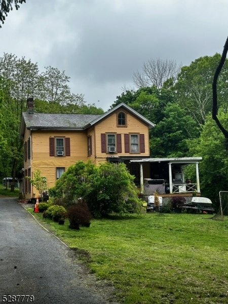 view of front of house featuring a front yard