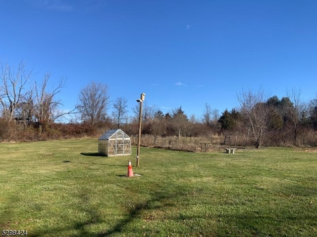 view of yard with an outbuilding