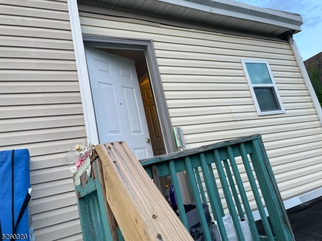 entrance to property featuring a wooden deck