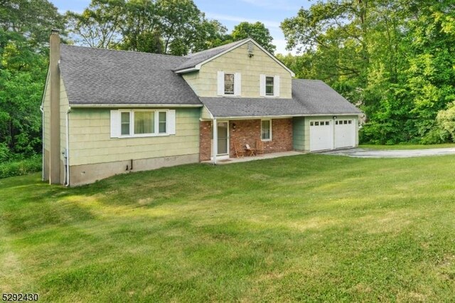 view of front of house with a front lawn and a garage