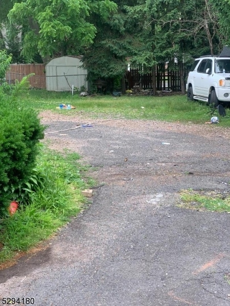 view of yard with a storage unit