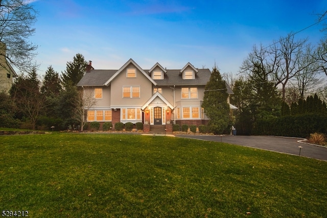 view of front of property featuring a front lawn