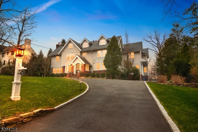 view of front of house featuring a front lawn