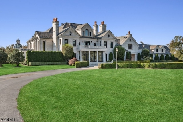 view of front of property featuring a front lawn