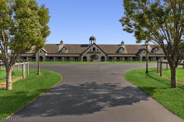 view of front facade with a front lawn