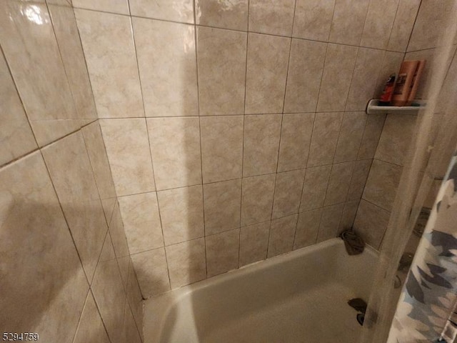 bathroom featuring shower / tub combo with curtain