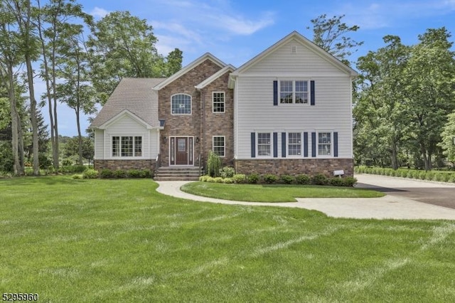 view of front facade featuring a front yard