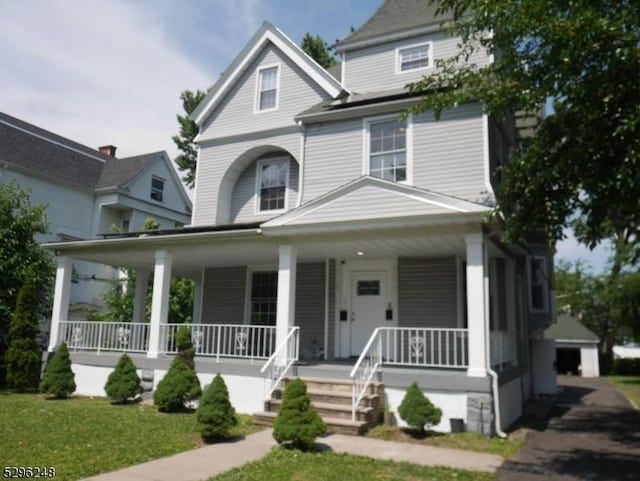 view of front of home with a front lawn