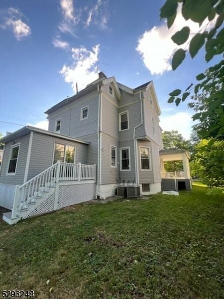 back of house featuring a lawn