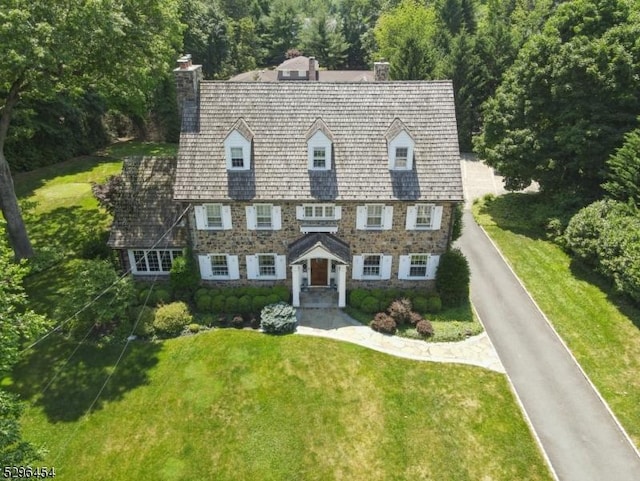 view of front of property featuring a front lawn