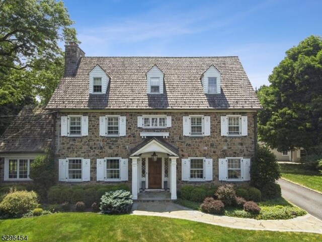 view of front of home featuring a front lawn