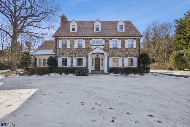 view of front facade with a front yard