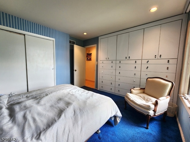 bedroom featuring carpet and a closet