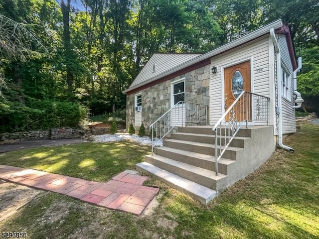 view of front facade with a front yard