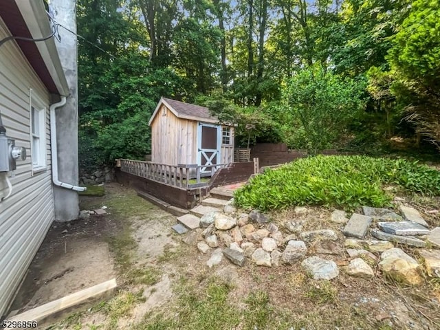 view of yard with a storage shed