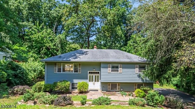 split foyer home featuring a front yard