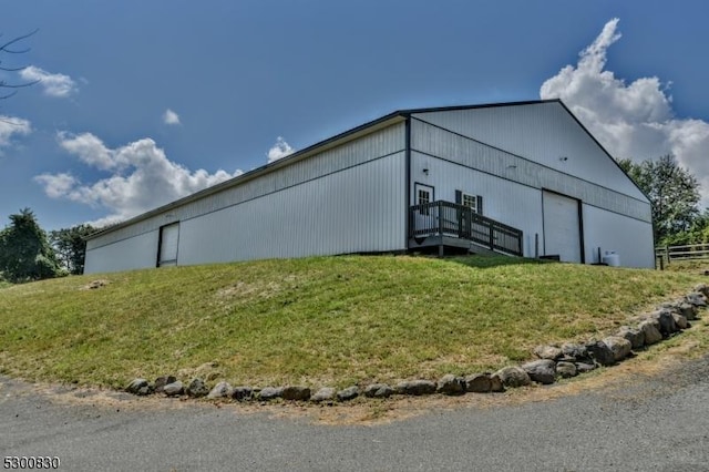 view of pole building featuring a lawn