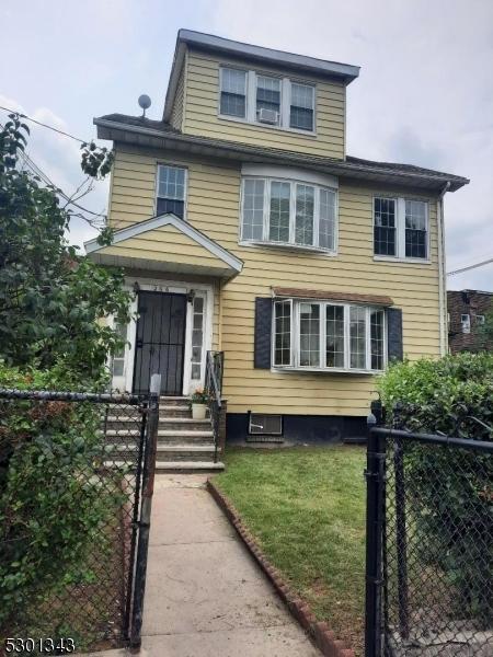 view of front of home with a front yard