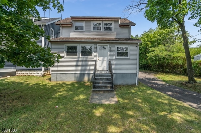 view of front facade with a front yard