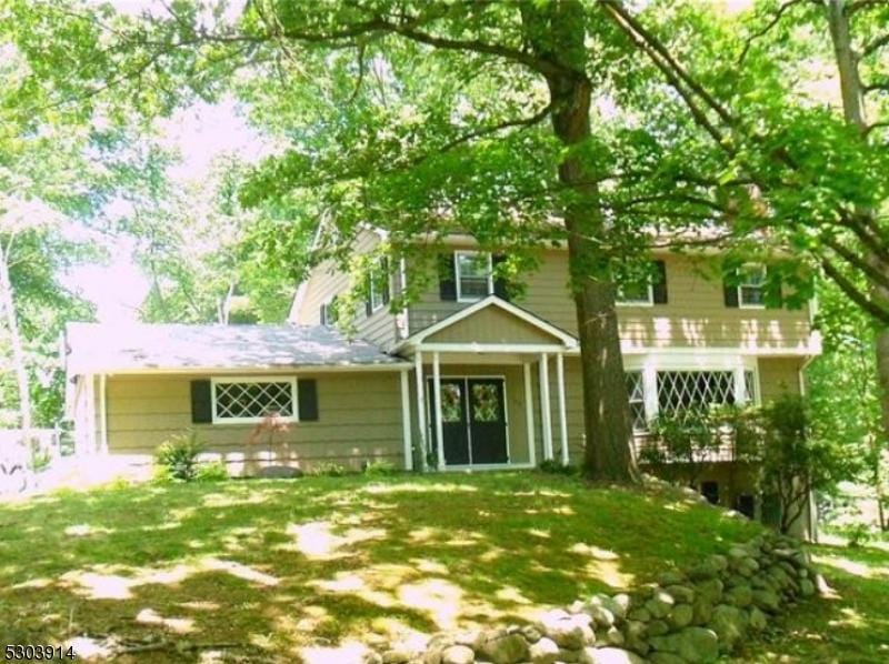 578 Colonial Rd, River Vale Twp, NJ 07675 - view of front of home featuring a front lawn