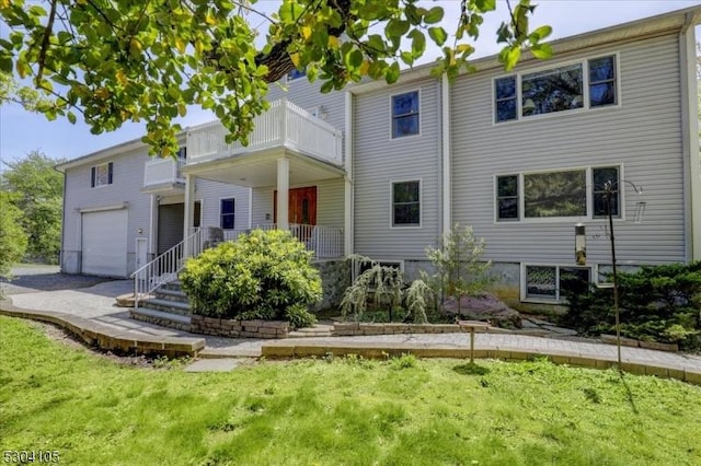 view of front of house featuring covered porch and a front lawn