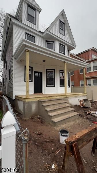 view of front of property featuring a porch