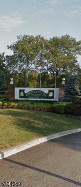 community / neighborhood sign featuring a yard