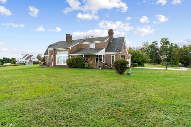 view of front of property featuring a front yard