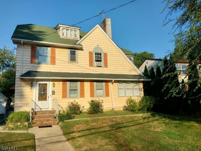 view of front of property featuring a front lawn