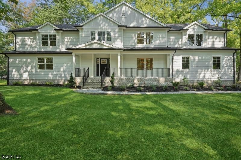 view of front facade with covered porch and a front yard