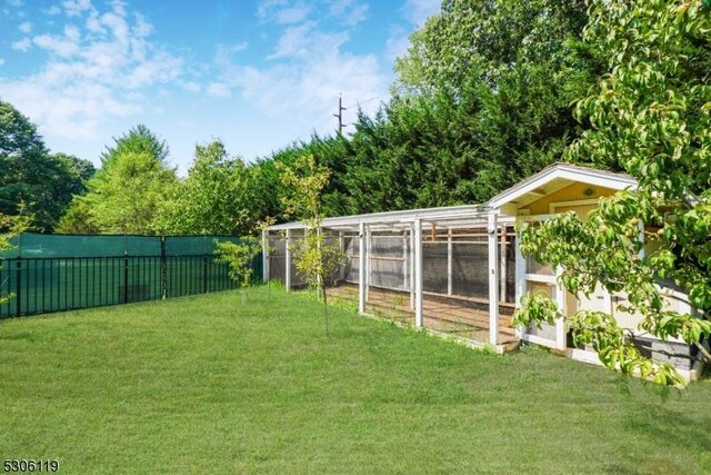 view of yard featuring an outdoor structure