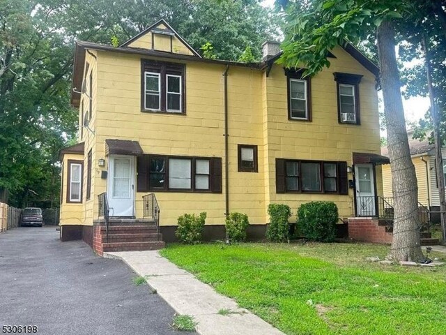 view of front of home featuring a front lawn