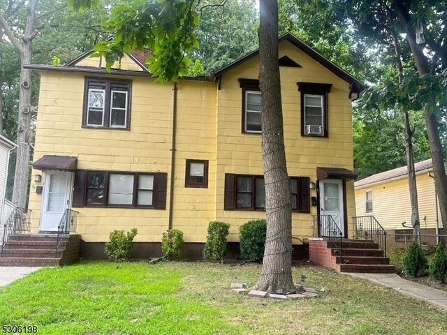 view of front facade with a front lawn