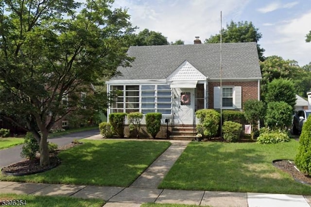 view of front of house featuring a front lawn